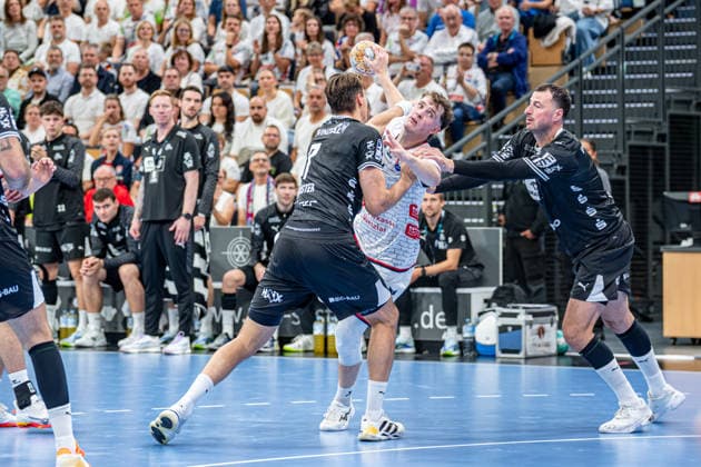 DHB Pokal; TV Hüttenberg - THW Kiel, 23.09.26 David Sehnke (TV Hüttenberg, 4), Julian Köster (THW Kiel, 7), Domagoj Duvnjak (THW Kiel, 4) DHB Pokal; TV Hüttenberg - THW Kiel: Wetzlar, 23.09.26 Copyright: xBEAUTIFULxSPORTS Roeczeyx
