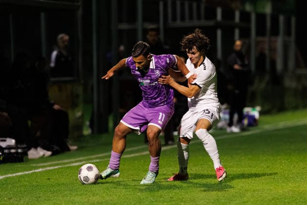Sejdo Durakov (11, FC Ingolstadt 04) und David Ziegler (35, TSV Landsberg) beim Spiel zwischen TSV Landsberg v FC Ingolstadt 04, Fussball, Herren, Toto-Pokal, 2026 2027, Viertelfinale am 23.09.2026 in Landsberg am Lech, Sportpark. Bayern Deutschland