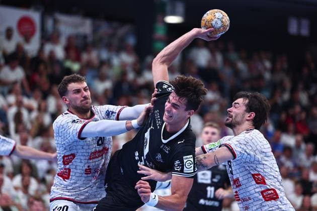Julian Koester (THW Kiel, 07) im Zweikampf mit Leif Haack (TV Huettenberg, 20, links) und Hendrik Schreiber (TV Huettenberg, 51) GER, TV Huettenberg vs THW Kiel, Handball, DHB-Pokal, 2. Runde, Spielzeit 2026 2027, 23.09.2026 GER, TV Huettenberg vs THW Kiel, Handball, DHB-Pokal, 2. Runde, Spielzeit 2026 2027, 23.09.2026 Wetzlar Copyright: xEibner-Pressefoto RenexWeissx EP_RWS