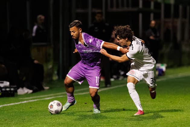 Sejdo Durakov (11, FC Ingolstadt 04) und David Ziegler (35, TSV Landsberg) beim Spiel zwischen TSV Landsberg v FC Ingolstadt 04, Fussball, Herren, Toto-Pokal, 2026 2027, Viertelfinale am 23.09.2026 in Landsberg am Lech, Sportpark. Bayern Deutschland