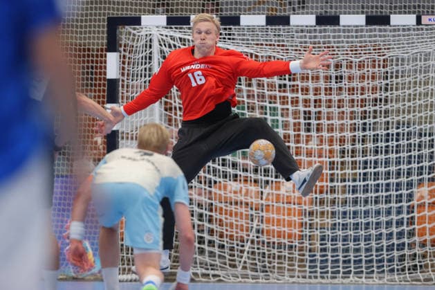 23.09.2026, xtgx, DHB-Pokal 2. Runde, Dessau-Rosslauer HV 06 - VfL Gummersbach emspor, v.l. Bertram Obling (Gummersbach, 16) Parade, haelt den Ball, faengt den Ball, pariert Dessau