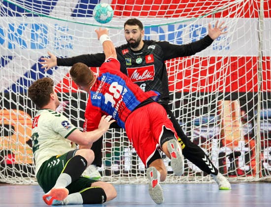 23.09.2026, Deutschland, Bietigheim, Handball DHB-Pokal, Saison 2026 2027 SG BBM Bietigheim vs. GWD Minden, v.l. Philipp Vorlicek-Michalctik (GWD), Fabian Wiederstein (BBM), Tibor Ivanisevic (GWD)