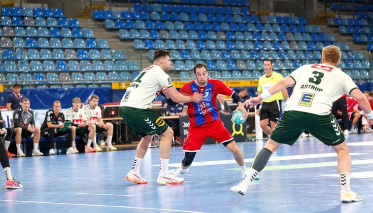 23.09.2026, Deutschland, Bietigheim, Handball DHB-Pokal, Saison 2026 2027 SG BBM Bietigheim vs. GWD Minden, v.l. Mika Laurin Sajenev (GWD), Dominik Claus (BBM), Daniel Astrub (GWD), leer Zuschauerränge, Ränge, Tribüne