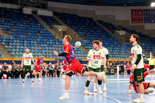 23.09.2026, Deutschland, Bietigheim, Handball DHB-Pokal, Saison 2026 2027 SG BBM Bietigheim vs. GWD Minden, Till Hermann, leere Zuschauerränge, Ränge, Tribüne