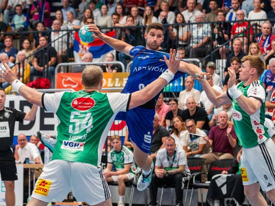 Georg Poehle (HBW Balingen-Weilstetten 94), Justus Fischer (TSV Hannover-Burgdorf 54), HBW Balingen-Weilstetten vs. TSV Hannover-Burgdorf, Handball, DHB-Pokal, 2. Runde, Saison 2026 2027, 23.09.2026, HBW Balingen-Weilstetten vs. TSV Hannover-Burgdorf, Handball, DHB-Pokal, 2. Runde, Saison 2026 2027, 23.09.2026 Balingen Copyright: xEibner-Pressefoto FlorianxSchustx EP_FSU
