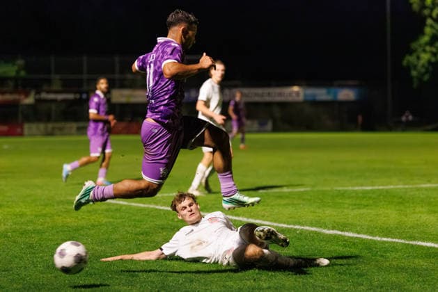 Leon Bucher (20, TSV Landsberg) und Sejdo Durakov (11, FC Ingolstadt 04) beim Spiel zwischen TSV Landsberg v FC Ingolstadt 04, Fussball, Herren, Toto-Pokal, 2026 2027, Viertelfinale am 23.09.2026 in Landsberg am Lech, Sportpark. Bayern Deutschland
