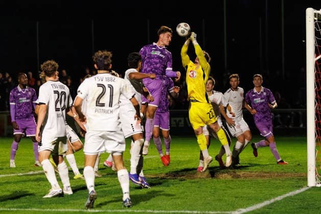 Maurice Merkl (22, TSV Landsberg) mit Team (TSV Landsberg) und Team (FC Ingolstadt 04) während Eckstoß beim Spiel zwischen TSV Landsberg v FC Ingolstadt 04, Fussball, Herren, Toto-Pokal, 2026 2027, Viertelfinale am 23.09.2026 in Landsberg am Lech, Sportpark. Bayern Deutschland