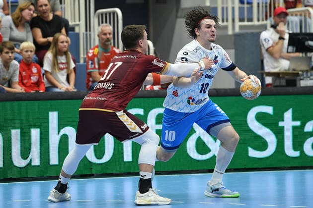 Handball DHB-Pokal Männer 2. Runde TuSEM Essen - 1. VfL Potsdam am 23.09.2026 im Sportpark Am Hallo in Essen Max Neuhaus ( Essen ), links - Giacomo Savini ( Potsdam ), rechts
