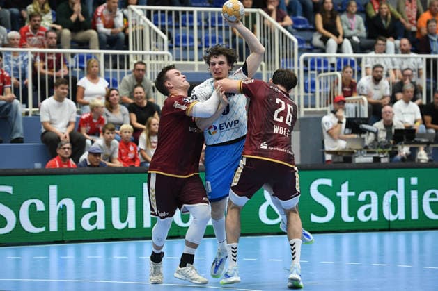 Handball DHB-Pokal Männer 2. Runde TuSEM Essen - 1. VfL Potsdam am 23.09.2026 im Sportpark Am Hallo in Essen Max Neuhaus ( Essen ), links - Giacomo Savini ( Potsdam ), mitte - Tom Wolf ( Essen ), rechts