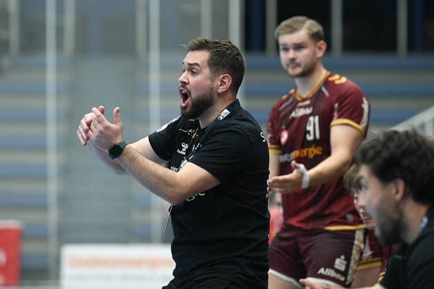 Handball DHB-Pokal Männer 2. Runde TuSEM Essen - 1. VfL Potsdam am 23.09.2026 im Sportpark Am Hallo in Essen Kenji Hövels ( Trainer Cheftrainer Essen )