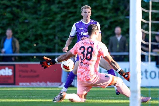 2026.09.23, xkwix, Fußball, Testspiel, SC Wiedenbrück - VfL Osnabrück, Jahnstadion, Testspiel, Saison 2026 2027: Leon Opitz (VfL Osnabrueck 19) beim Torschuss gegen Lukas Kasparek (SC Wiedenbrueck 38) DFB regulations prohibit any use of photographs as image sequences and or quasi-video. Photo: xKamilxWilkowskixPressefotoKochx Nordrhein-Westfalen Deutschland