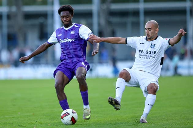 2026.09.23, xkwix, Fußball, Testspiel, SC Wiedenbrück - VfL Osnabrück, Jahnstadion, Testspiel, Saison 2026 2027: Tony Rudy Lesueur (VfL Osnabrueck 23) im Zweikampf gegen Iskender Aslan (SC Wiedenbrueck 25) DFB regulations prohibit any use of photographs as image sequences and or quasi-video. Photo: xKamilxWilkowskixPressefotoKochx Nordrhein-Westfalen Deutschland