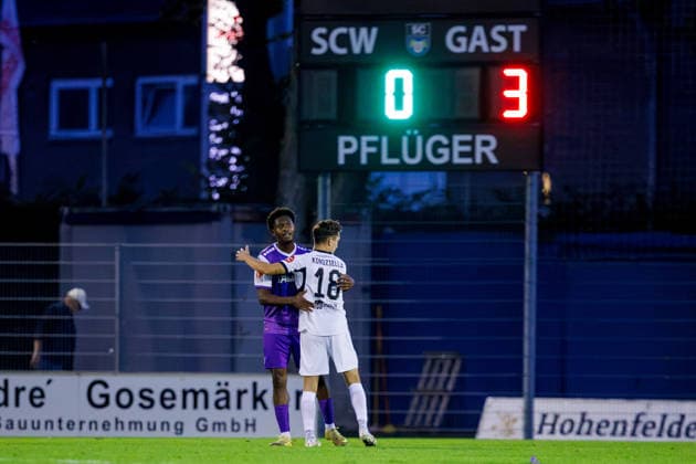 2026.09.23, xkwix, Fußball, Testspiel, SC Wiedenbrück - VfL Osnabrück, Jahnstadion, Testspiel, Saison 2026 2027: Timo Arnold Kondziella (SC Wiedenbrueck 18) und Tony Rudy Lesueur (VfL Osnabrueck 23) umarmen sich nach Abpfiff DFB regulations prohibit any use of photographs as image sequences and or quasi-video. Photo: xKamilxWilkowskixPressefotoKochx Nordrhein-Westfalen Deutschland