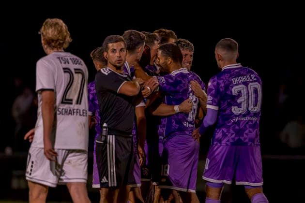 Landsberg, Deutschland 23. September 2026: Toto-Pokal - Bayerischer Landespokal - 2026 2027 - Viertelfinale - TSV 1882 Landsberg gegen FC Ingolstadt 04 Im Bild: in der Traube Torschütze Keanan Bennetts (FCI) jubelt nach seinem Tor zum 0:2 mit seinen Mannschaftskollegen, TSV Sportpark Bayern Copyright: xFotostandx xSchäferx
