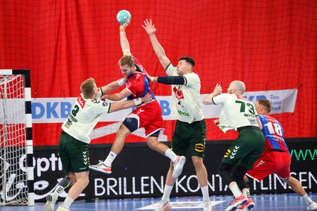 23.09.2026, Deutschland, Bietigheim, Handball DHB-Pokal, Saison 2026 2027 SG BBM Bietigheim vs. GWD Minden, v.l. Daniel Astrup (GWD), Mathias Larson (BBM), Mika Laurin Sajenev (GWD)
