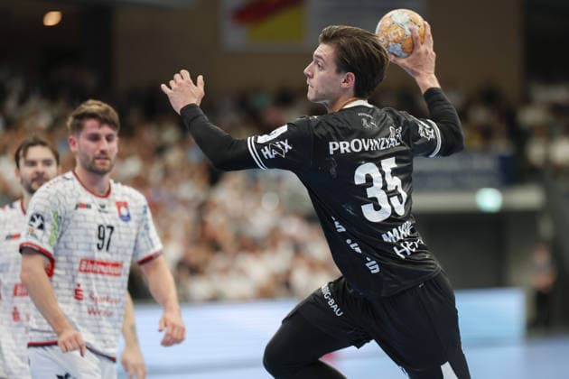 TV Hüttenberg - THW Kiel, DHB-Pokal Domen Makuc (THW Kiel, 35), links David Kuntscher (TV Hüttenberg, 97). DHB-Pokalspiel der 2. Runde zwischen dem TV Hüttenberg und dem THW Kiel am 23. September 2026 in der Buderus-Arena in Wetzlar., Wetzlar Hessen Deutschland Buderus-Arena