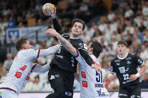 TV Hüttenberg - THW Kiel, DHB-Pokal Domen Makuc (THW Kiel, 35) gegen Leif Haack (TV Hüttenberg, 20) und Hendrik Schreiber (TV Hüttenberg, 51). DHB-Pokalspiel der 2. Runde zwischen dem TV Hüttenberg und dem THW Kiel am 23. September 2026 in der Buderus-Arena in Wetzlar., Wetzlar Hessen Deutschland Buderus-Arena