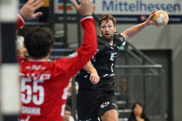 TV Hüttenberg - THW Kiel, DHB-Pokal Harald Reinkind (THW Kiel, 6) wirft auf das Tor von Torwart Yahav Shamir (TV Hüttenberg, 55). DHB-Pokalspiel der 2. Runde zwischen dem TV Hüttenberg und dem THW Kiel am 23. September 2026 in der Buderus-Arena in Wetzlar., Wetzlar Hessen Deutschland Buderus-Arena