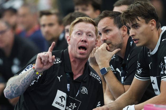 TV Hüttenberg - THW Kiel, DHB-Pokal Trainer Boerge Lund (THW Kiel) im Gespräch mit Julian Köster (THW Kiel, 7). DHB-Pokalspiel der 2. Runde zwischen dem TV Hüttenberg und dem THW Kiel am 23. September 2026 in der Buderus-Arena in Wetzlar., Wetzlar Hessen Deutschland Buderus-Arena