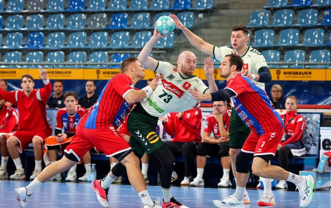 23.09.2026, Deutschland, Bietigheim, Handball DHB-Pokal, Saison 2026 2027 SG BBM Bietigheim vs. GWD Minden, v.l. Fabian Wiederstein (BBM), Alexander Weck (GWD), Dominik Claus (BBM), Mika Laurin Sajenev (GWD)