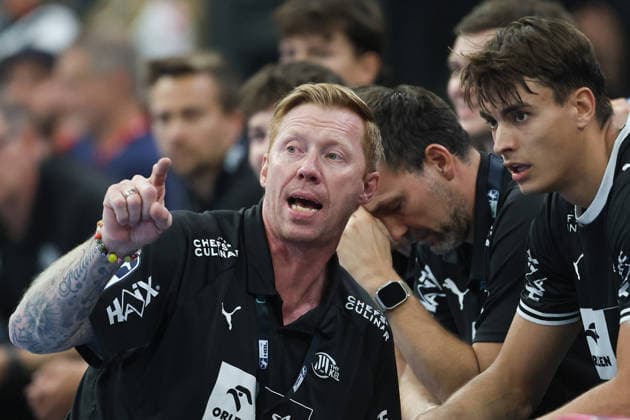 TV Hüttenberg - THW Kiel, DHB-Pokal Trainer Boerge Lund (THW Kiel) im Gespräch mit Julian Köster (THW Kiel, 7). DHB-Pokalspiel der 2. Runde zwischen dem TV Hüttenberg und dem THW Kiel am 23. September 2026 in der Buderus-Arena in Wetzlar., Wetzlar Hessen Deutschland Buderus-Arena