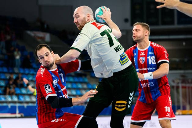 Bietigheim: HBL - 26 27 - DHB-Pokal - SG BBM Bietigheim - GWD Minden v. li. im Zweikampf Dominik Claus (Bietigheim) und Alexander Weck (Minden) Bietigheim-Bissingen Egetrans Arena Baden-Württemberg Deutschland