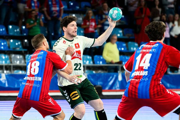Bietigheim: HBL - 26 27 - DHB-Pokal - SG BBM Bietigheim - GWD Minden v. li. im Zweikampf Fabian Wiederstein (Bietigheim) und Philipp Vorlicek-Michalczik (Minden) Bietigheim-Bissingen Egetrans Arena Baden-Württemberg Deutschland