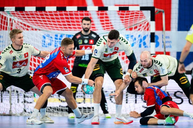 Bietigheim: HBL - 26 27 - DHB-Pokal - SG BBM Bietigheim - GWD Minden v.li. Daniel Astrup Pedersen (Minden), Fabian Wiederstein (Bietigheim), Mika Laurin Sajenev (Minden), Dominik Claus (Bietigheim), Alexander Weck (Minden) Bietigheim-Bissingen Egetrans Arena Baden-Württemberg Deutschland
