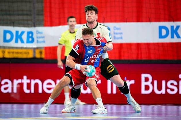 Bietigheim: HBL - 26 27 - DHB-Pokal - SG BBM Bietigheim - GWD Minden v. li. im Zweikampf Philipp Vorlicek-Michalczik (Minden) und Fabian Wiederstein (Bietigheim) Bietigheim-Bissingen Egetrans Arena Baden-Württemberg Deutschland