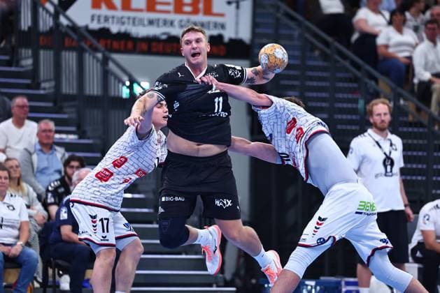 Emil Madsen (THW Kiel, 11) im Zweikampf mit Phil Spandau (TV Huettenberg, 17, links) und Paul Ohl (TV Huettenberg, 10) GER, TV Huettenberg vs THW Kiel, Handball, DHB-Pokal, 2. Runde, Spielzeit 2026 2027, 23.09.2026 GER, TV Huettenberg vs THW Kiel, Handball, DHB-Pokal, 2. Runde, Spielzeit 2026 2027, 23.09.2026 Wetzlar Copyright: xEibner-Pressefoto RenexWeissx EP_RWS