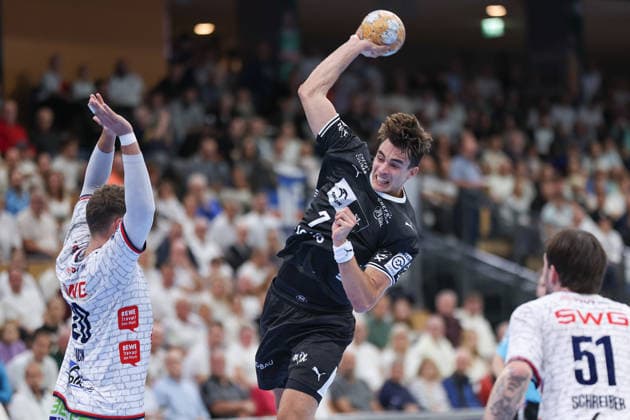 TV Hüttenberg - THW Kiel, DHB-Pokal Julian Köster (THW Kiel, 7) wirft gegen Leif Haack (TV Hüttenberg, 20). DHB-Pokalspiel der 2. Runde zwischen dem TV Hüttenberg und dem THW Kiel am 23. September 2026 in der Buderus-Arena in Wetzlar., Wetzlar Hessen Deutschland Buderus-Arena