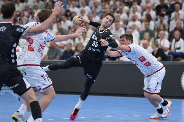 TV Hüttenberg - THW Kiel, DHB-Pokal Domen Makuc (THW Kiel, 35) wird von Torsten Anselm (TV Hüttenberg, 25) angegriffen. DHB-Pokalspiel der 2. Runde zwischen dem TV Hüttenberg und dem THW Kiel am 23. September 2026 in der Buderus-Arena in Wetzlar., Wetzlar Hessen Deutschland Buderus-Arena