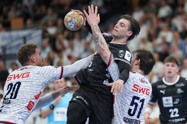 TV Hüttenberg - THW Kiel, DHB-Pokal Domen Makuc (THW Kiel, 35) gegen Leif Haack (TV Hüttenberg, 20) und Hendrik Schreiber (TV Hüttenberg, 51). DHB-Pokalspiel der 2. Runde zwischen dem TV Hüttenberg und dem THW Kiel am 23. September 2026 in der Buderus-Arena in Wetzlar., Wetzlar Hessen Deutschland Buderus-Arena