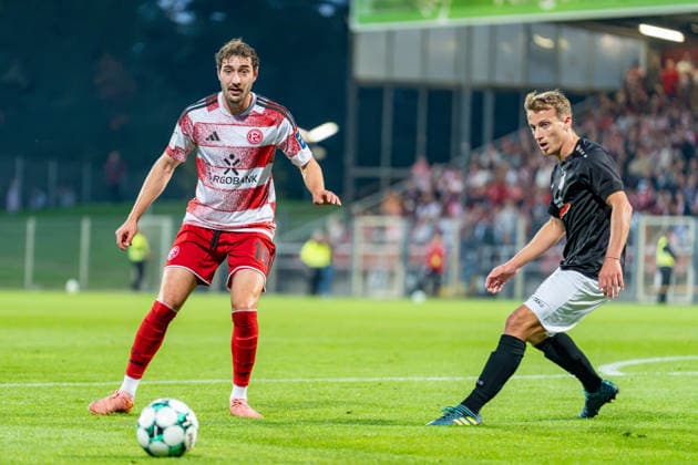 Marcel Benger (Fortuna Düsseldorf, 16) wartet auf den Ball, Danny Alkenbach (Schwarz-Weiss 09 36 Oberhausen-Alstaden, 07) Fortuna Duesseldorf vs. Schwarz-Weiss Alstaden, Fussball, Niederrheinpokal, 2.Runde, Saison 2026 27, 23.09.2026, DFL REGULATIONS PROHIBIT ANY USE OF PHOTOGRAPHS AS IMAGE SEQUENCES AND OR QUASI-VIDEO, Fortuna Duesseldorf vs. Schwarz-Weiss Alstaden, Fussball, Niederrheinpokal, 2.Runde, Saison 2026 27, 23.09.2026 Düsseldorf Copyright: xEibner-Pressefoto LukasxBaldygax EP_LBA