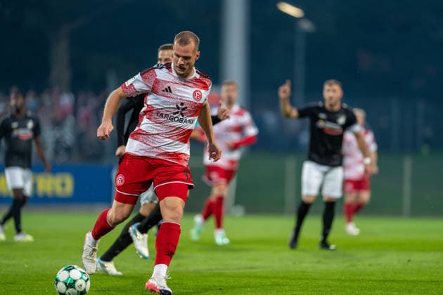 Eric Hottmann (Fortuna Düsseldorf, 09) laeuft mit dem Ball vor seinem Tor Fortuna Duesseldorf vs. Schwarz-Weiss Alstaden, Fussball, Niederrheinpokal, 2.Runde, Saison 2026 27, 23.09.2026, DFL REGULATIONS PROHIBIT ANY USE OF PHOTOGRAPHS AS IMAGE SEQUENCES AND OR QUASI-VIDEO, Fortuna Duesseldorf vs. Schwarz-Weiss Alstaden, Fussball, Niederrheinpokal, 2.Runde, Saison 2026 27, 23.09.2026 Düsseldorf Copyright: xEibner-Pressefoto LukasxBaldygax EP_LBA