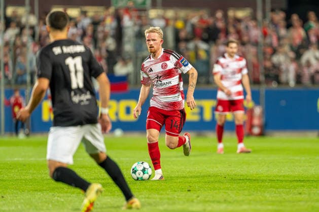 Jomaine Consbruch (Fortuna Düsseldorf, 14) treibt den Ball Fortuna Duesseldorf vs. Schwarz-Weiss Alstaden, Fussball, Niederrheinpokal, 2.Runde, Saison 2026 27, 23.09.2026, DFL REGULATIONS PROHIBIT ANY USE OF PHOTOGRAPHS AS IMAGE SEQUENCES AND OR QUASI-VIDEO, Fortuna Duesseldorf vs. Schwarz-Weiss Alstaden, Fussball, Niederrheinpokal, 2.Runde, Saison 2026 27, 23.09.2026 Düsseldorf Copyright: xEibner-Pressefoto LukasxBaldygax EP_LBA