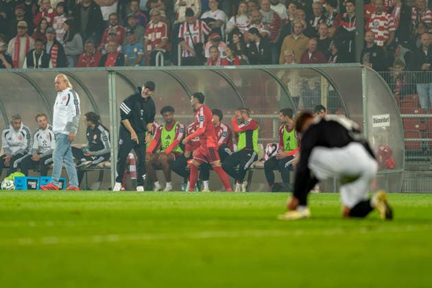 hcf95 gibt anweisungen auf der Bank Fortuna Duesseldorf vs. Schwarz-Weiss Alstaden, Fussball, Niederrheinpokal, 2.Runde, Saison 2026 27, 23.09.2026, DFL REGULATIONS PROHIBIT ANY USE OF PHOTOGRAPHS AS IMAGE SEQUENCES AND OR QUASI-VIDEO, Fortuna Duesseldorf vs. Schwarz-Weiss Alstaden, Fussball, Niederrheinpokal, 2.Runde, Saison 2026 27, 23.09.2026 Düsseldorf Copyright: xEibner-Pressefoto LukasxBaldygax EP_LBA
