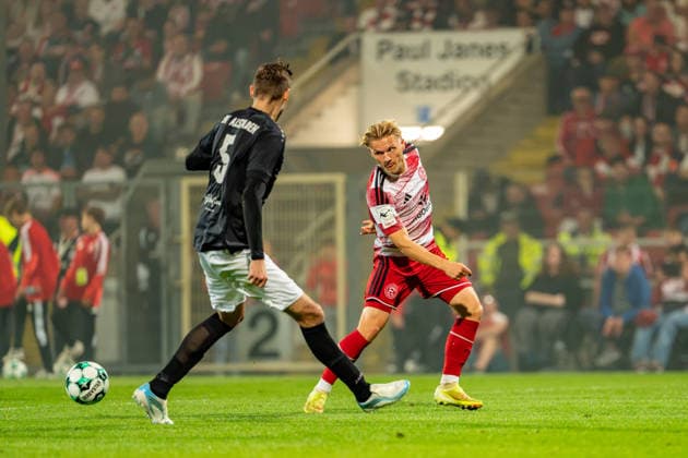 Joel Schoof (Schwarz-Weiss 09 36 Oberhausen-Alstaden, 05) kann den Pass von Andreas Mueller (Fortuna Düsseldorf, 06) nicht verhindern Fortuna Duesseldorf vs. Schwarz-Weiss Alstaden, Fussball, Niederrheinpokal, 2.Runde, Saison 2026 27, 23.09.2026, DFL REGULATIONS PROHIBIT ANY USE OF PHOTOGRAPHS AS IMAGE SEQUENCES AND OR QUASI-VIDEO, Fortuna Duesseldorf vs. Schwarz-Weiss Alstaden, Fussball, Niederrheinpokal, 2.Runde, Saison 2026 27, 23.09.2026 Düsseldorf Copyright: xEibner-Pressefoto LukasxBaldygax EP_LBA