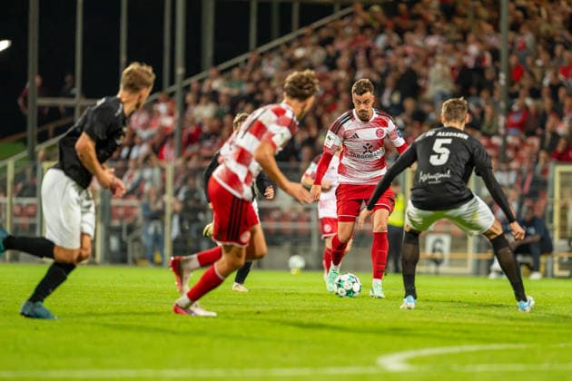 Philipp Foerster (Fortuna Düsseldorf, 10) sucht ein Anspiel Fortuna Duesseldorf vs. Schwarz-Weiss Alstaden, Fussball, Niederrheinpokal, 2.Runde, Saison 2026 27, 23.09.2026, DFL REGULATIONS PROHIBIT ANY USE OF PHOTOGRAPHS AS IMAGE SEQUENCES AND OR QUASI-VIDEO, Fortuna Duesseldorf vs. Schwarz-Weiss Alstaden, Fussball, Niederrheinpokal, 2.Runde, Saison 2026 27, 23.09.2026 Düsseldorf Copyright: xEibner-Pressefoto LukasxBaldygax EP_LBA