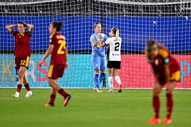 OH Leuven v AS Roma - UEFA Women s Champions League LEUVEN, BELGIUM - SEPTEMBER 23 : Seynhaeve Lowiese goalkeeper of OH Leuven and Janssen Saar defender of OH Leuven during the UEFA Women s Champions League 2026 27 League Phase MD1 match between OH Leuven and AS Roma on September 23, 2026 in Leuven, Belgium, 23 09 2026 Leuven Belgium  Copyright: xTomasxSiskx