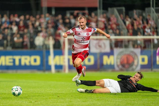 Eric Hottmann (Fortuna Düsseldorf, 09) springt ueber die graetsche von Joel Schoof (Schwarz-Weiss 09 36 Oberhausen-Alstaden, 05), Zweikampf Fortuna Duesseldorf vs. Schwarz-Weiss Alstaden, Fussball, Niederrheinpokal, 2.Runde, Saison 2026 27, 23.09.2026, DFL REGULATIONS PROHIBIT ANY USE OF PHOTOGRAPHS AS IMAGE SEQUENCES AND OR QUASI-VIDEO, Fortuna Duesseldorf vs. Schwarz-Weiss Alstaden, Fussball, Niederrheinpokal, 2.Runde, Saison 2026 27, 23.09.2026 Düsseldorf Copyright: xEibner-Pressefoto LukasxBaldygax EP_LBA