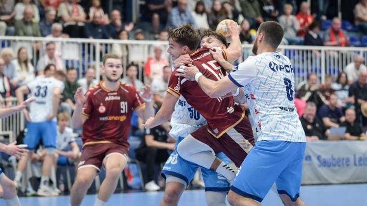 Essen: Tusem Essen - 1. VfL Potsdam ** NUR FÜR REDAKTIONELLE ZWECKE ** EDITORIAL USE ONLY **<p>Nils Homscheid (15, TuSEM Essen) im piel Tusem Essen (rot) gegen 1. VfL Potsdam (weiss) am Mittwoch, den 23. September 2026, in der Sporthalle Am Hallo in Essen. Deutschland NRW Essen Copyright: UwexErnst