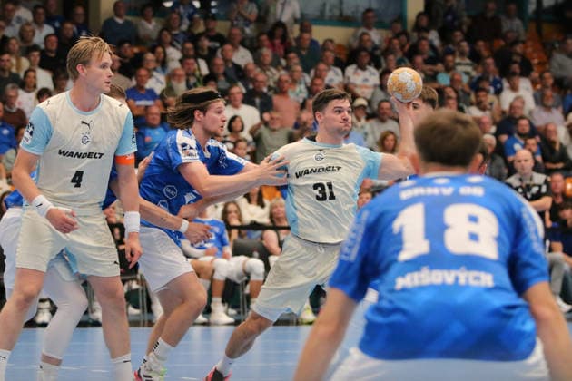 23.09.2026 Handball Herren 2026 2027 DHB-Pokal 2. Runde Dessau-Roßlauer HV 06 - VfL Gummersbach Anhalt Arena Dessau Kay Smits (Gummersbach, 31, weiß) im Zweikampf Nikola Roganovic (Gummersbach, 23, weiß). Dessau-Roßlau Sachsen-Anhalt Deutschland