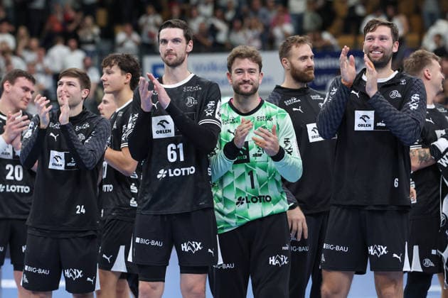 TV Hüttenberg - THW Kiel, DHB-Pokal Lukas Laube (THW Kiel, 20), Lukas Zerbe (THW Kiel, 24),Hendrik Pekeler (THW Kiel, 61), Torwart Gonzalo Perez de Vargas (THW Kiel, 1), Torwart Andreas Wolff (THW Kiel, 33), Harald Reinkind (THW Kiel, 6) bedanken sich beim Publikum. DHB-Pokalspiel der 2. Runde zwischen dem TV Hüttenberg und dem THW Kiel am 23. September 2026 in der Buderus-Arena in Wetzlar., Wetzlar Hessen Deutschland Buderus-Arena