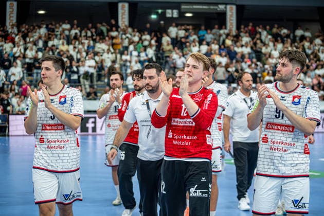 DHB Pokal; TV Hüttenberg - THW Kiel, 23.09.26 Simon Böhne (TV Hüttenberg, 12), Philipp Schwarz (TV Hüttenberg, 3), David Kuntscher (TV Hüttenberg, 97) DHB Pokal; TV Hüttenberg - THW Kiel: Wetzlar, 23.09.26 Copyright: xBEAUTIFULxSPORTS Roeczeyx