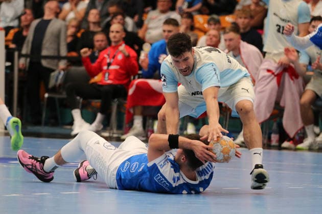 23.09.2026 Handball Herren 2026 2027 DHB-Pokal 2. Runde Dessau-Roßlauer HV 06 - VfL Gummersbach Anhalt Arena Dessau Niklas Döbbel (Dessau, 69, blau) und Alex DujshÂ­ebÂ­aev (Gummersbach, 10, weiß) kämpfen um den Ball. Dessau-Roßlau Sachsen-Anhalt Deutschland