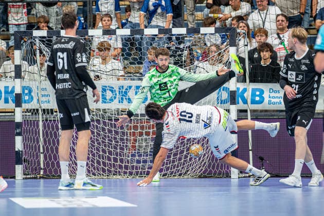 DHB Pokal; TV Hüttenberg - THW Kiel, 23.09.26 Vit Reichl (TV Hüttenberg, 19), Gonzalo Perez de Vargas (THW Kiel, 1), Hendrik Pekeler (THW Kiel, 61) DHB Pokal; TV Hüttenberg - THW Kiel: Wetzlar, 23.09.26 Copyright: xBEAUTIFULxSPORTS Roeczeyx