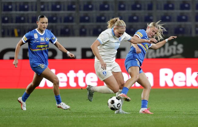 SOCCER - WEC, St.Poelten vs Malmoe SANKT POELTEN,AUSTRIA,23.SEP.26 - SOCCER - UEFA Women s Europa Cup, qualification, SKN Sankt Poelten vs Malmoe FF. Image shows Alma Aagaard (St.Poelten), Hlin Eiriksdottir (Malmoe) and Amelie Woelki (St.Poelten).  GEPAxpictures xWalterxLuger