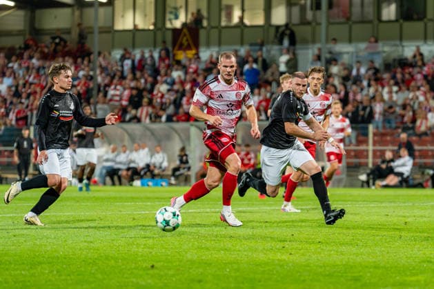 Eric Hottmann (Fortuna Düsseldorf, 09) im Zweikampf gegen Ardit Zeqiri (Schwarz-Weiss 09 36 Oberhausen-Alstaden, 04) Fortuna Duesseldorf vs. Schwarz-Weiss Alstaden, Fussball, Niederrheinpokal, 2.Runde, Saison 2026 27, 23.09.2026, DFL REGULATIONS PROHIBIT ANY USE OF PHOTOGRAPHS AS IMAGE SEQUENCES AND OR QUASI-VIDEO, Fortuna Duesseldorf vs. Schwarz-Weiss Alstaden, Fussball, Niederrheinpokal, 2.Runde, Saison 2026 27, 23.09.2026 Düsseldorf Copyright: xEibner-Pressefoto LukasxBaldygax EP_LBA