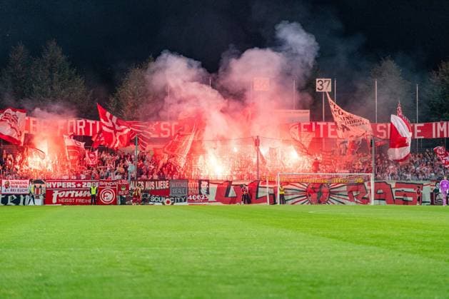 Feuer, Rauch, Bengalos von Fortuna Duesseldorf Fortuna Duesseldorf vs. Schwarz-Weiss Alstaden, Fussball, Niederrheinpokal, 2.Runde, Saison 2026 27, 23.09.2026, DFL REGULATIONS PROHIBIT ANY USE OF PHOTOGRAPHS AS IMAGE SEQUENCES AND OR QUASI-VIDEO, Fortuna Duesseldorf vs. Schwarz-Weiss Alstaden, Fussball, Niederrheinpokal, 2.Runde, Saison 2026 27, 23.09.2026 Düsseldorf Copyright: xEibner-Pressefoto LukasxBaldygax EP_LBA